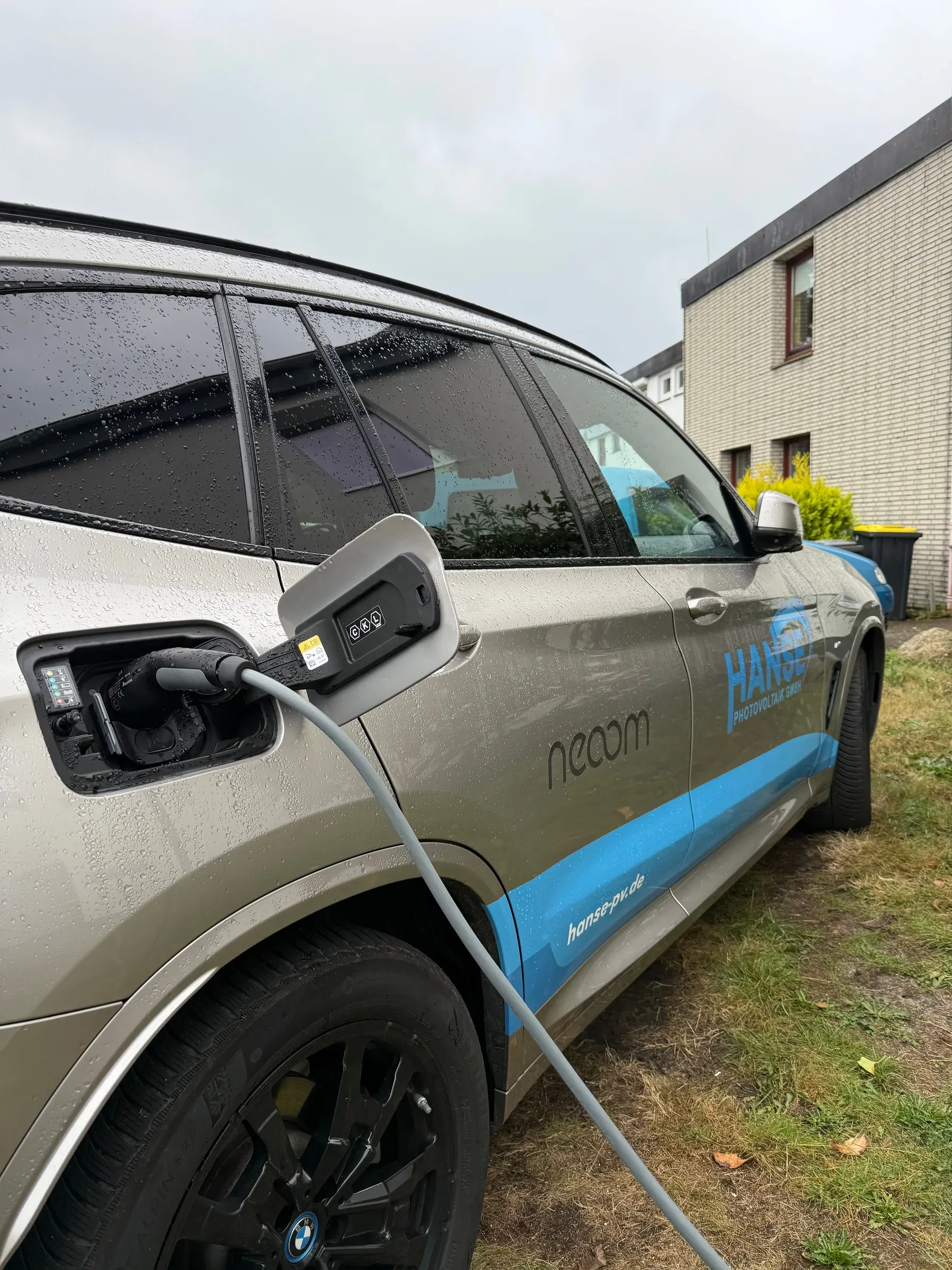 Firmenwagen von Hanse PV an der Wallbox