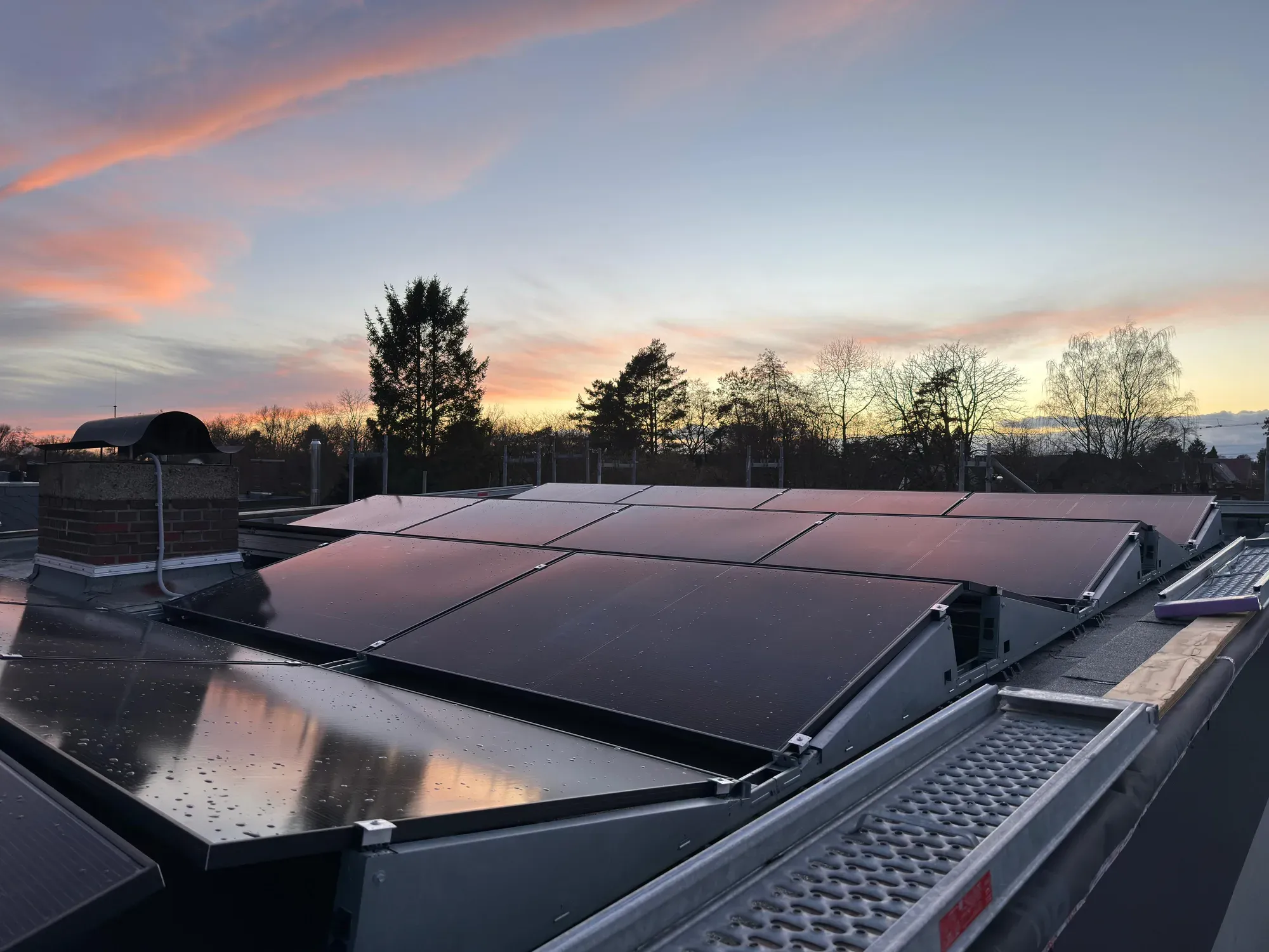 PV-Anlage auf einem Flachdach in der Abendsonne