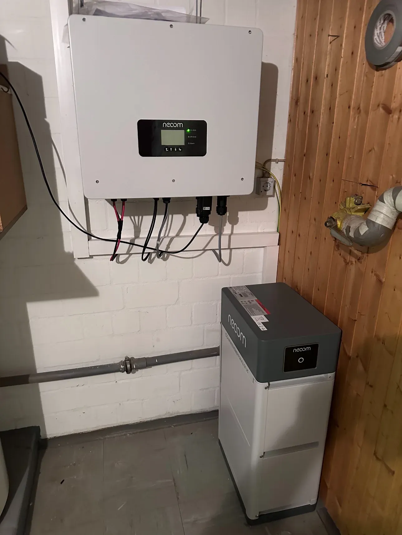 Installierter neoom-Wechselrichter mit Stromspeicher im Hauswirtschaftsraum