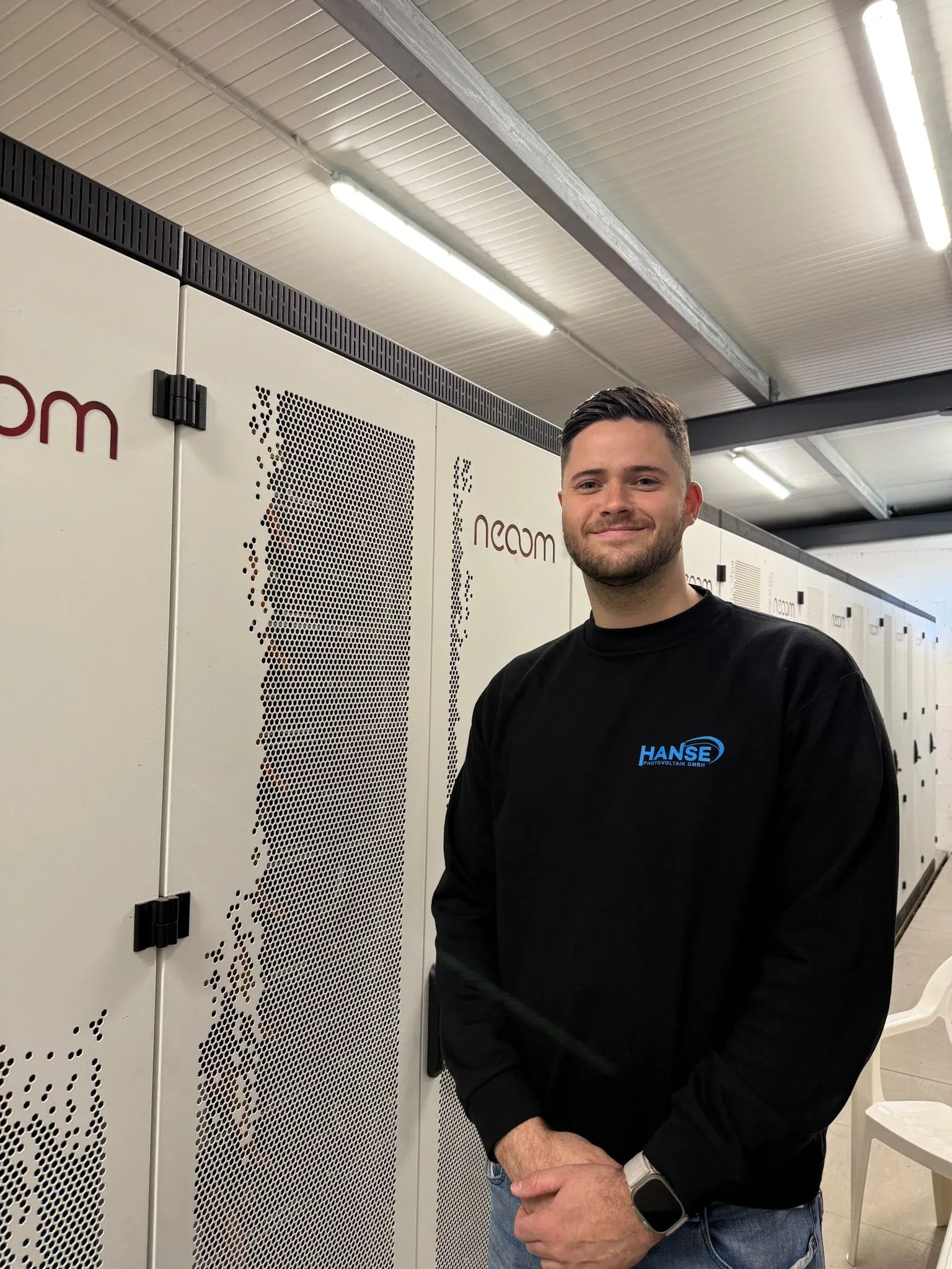 Mitarbeiter von Hanse PV vor neoom-Speichersystemen