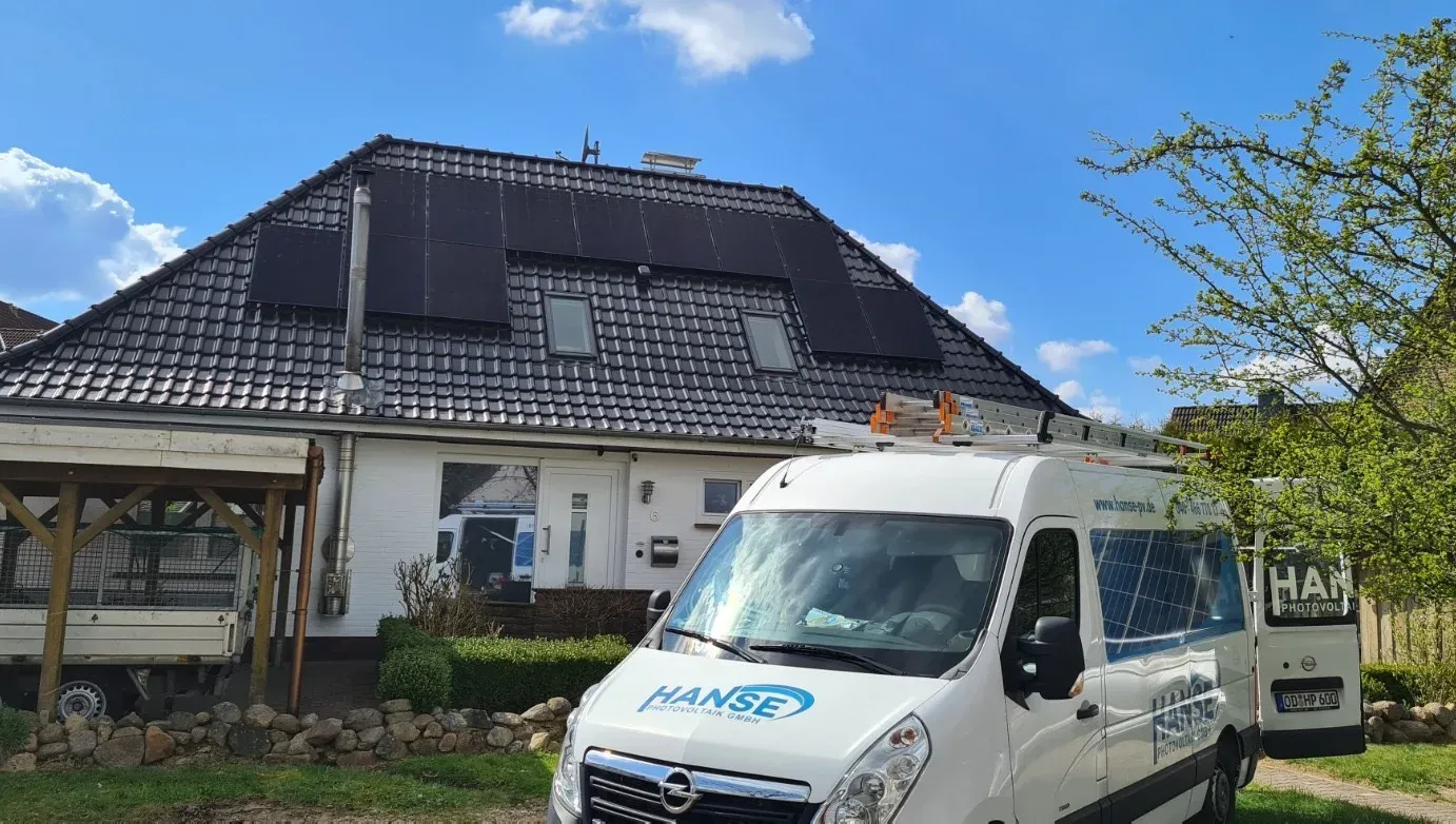 Hanse-PV-Transporter vor einem Kundenhaus